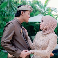 Putri Delina terlihat hadir dengan mengenakan kebaya Bali berwarna coklat yang merupakan seragam untuk anggota keluarga. Ia pun sempat berpose bersama sang kakak, Rizky Febian yang akan segera mengakhiri masa lajangnya. Foto: Instagram/@putridelinaa