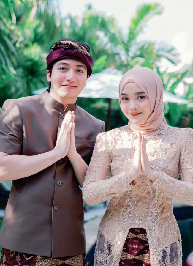 Putri rupanya juga mengajak kekasihnya, Jeffry Reksa ke Bali untuk menghadiri acara Mepamit Mahalini. Keduanya terlihat kompak mengenakan busana khas Bali bernuansa coklat dan ungu tua. Foto: Instagram/@putridelinaa