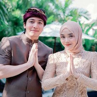 Putri rupanya juga mengajak kekasihnya, Jeffry Reksa ke Bali untuk menghadiri acara Mepamit Mahalini. Keduanya terlihat kompak mengenakan busana khas Bali bernuansa coklat dan ungu tua. Foto: Instagram/@putridelinaa