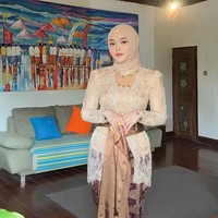 Mengenakan kebaya Bali dengan ikat pinggang berwarna coklat, Putri Delina terlihat anggun. Penampilannya itu juga dilengkapi dengan hijab berwarna senada dan beberapa aksesori seperti cincin dan gelang. Foto: Instagram/@putridelinaa
