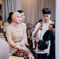 Dalam foto terlihat Putri Delina yang begitu serius melihat prosesi Mepamit calon kakak iparnya, Mahalini.  Foto: Instagram/@putridelinaa