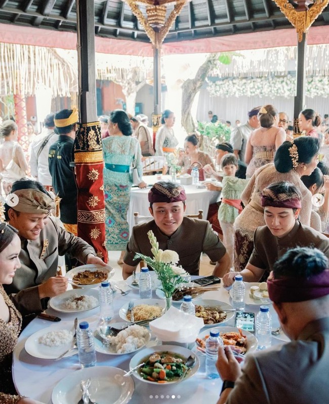 Foto-foto momen Mepamit Mahalini itu kemudian dibagikan Putri ke akun Instagram pribadinya. berlabuh di tujuan yang sama, tulis keterangan unggahan Putri. Foto: Instagram/@putridelinaa