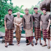 Mahalini dan Rizky Febian baru-baru ini menggelar prosesi Mepamit jelang pernikahan. Dari antara anggota keluarga dan kerabat yang hadir, penampilan adik Rizky Febian, Putri Delina tak kalah mencuri atensi. Foto: Instagram/@putridelinaa