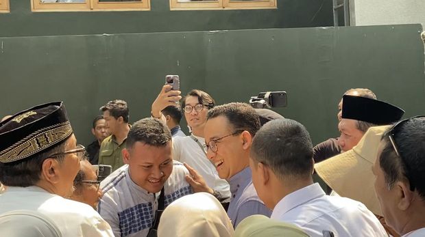 Mantan Gubernur DKI Jakarta, Anies Baswedan, merayakan hari ulang tahun ke-55 di kediamannya di Lebak Bulus, Jakarta Selatan (Jaksel). Warga ramai-ramaia memadati rumah Anies untuk mengucapkan selamat ulang tahun.