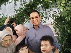 Ramai Warga Padati Rumah Anies di Jaksel Ucapkan Selamat Ulang Tahun