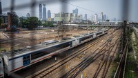Proyek peningkatan dan pengembangan yang dilakukan di Stasiun Tanah Abang antara lain berupa pembangunan stasiun baru, penambahan jalur kereta dari empat menjadi enam jalur, penambahan peron dari dua menjadi empat, dan penataan fasilitas integrasi antarmoda.