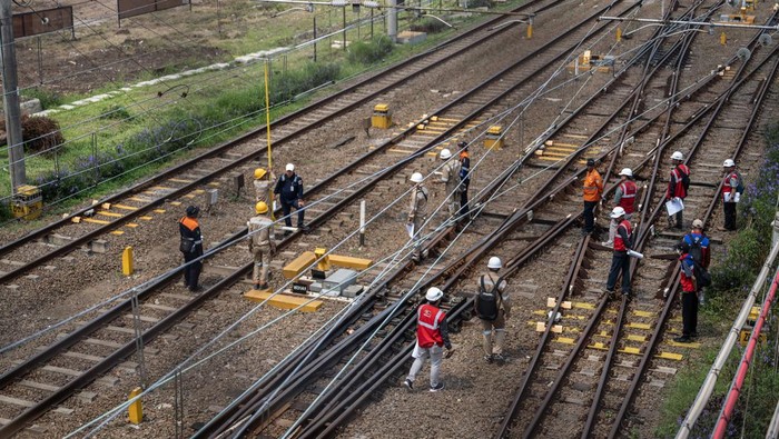 Sejumlah pekerja mengecek rel kereta api di samping lokasi pembangunan Stasiun Tanah Abang baru di Jakarta, Selasa (7/5/2024). Pemerintah mempercepat proyek peningkatan dan pengembangan Stasiun Tanah Abang untuk menaikkan tingkat pelayanan kepada penumpang di stasiun tersebut yang ditargetkan selesai pada akhir 2024. ANTARA FOTO/Bayu Pratama S/tom.