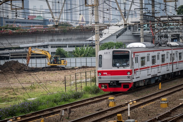 Sejumlah pekerja mengecek rel kereta api di samping lokasi pembangunan Stasiun Tanah Abang baru di Jakarta, Selasa (7/5/2024). Pemerintah mempercepat proyek peningkatan dan pengembangan Stasiun Tanah Abang untuk menaikkan tingkat pelayanan kepada penumpang di stasiun tersebut yang ditargetkan selesai pada akhir 2024. ANTARA FOTO/Bayu Pratama S/tom.