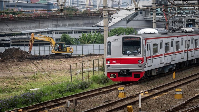 Rampung Akhir 2024, Begini Kondisi Pembangunan Stasiun Baru Tanah Abang Sejumlah pekerja mengecek rel kereta api di samping lokasi pembangunan Stasiun Tanah Abang baru di Jakarta, Selasa (7/5/2024). Pemerintah mempercepat proyek peningkatan dan pengembangan Stasiun Tanah Abang untuk menaikkan tingkat pelayanan kepada penumpang di stasiun tersebut yang ditargetkan selesai pada akhir 2024. ANTARA FOTO/Bayu Pratama S/tom.