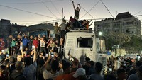 Sementara itu seorang pejabat Israel yang enggan disebut namanya mengatakan bahwa apa yang disetujui Hamas merupakan versi lebih lunak dari proposal Mesir yang mencakup kesimpulan yang jauh jangkauannya yang tidak bisa diterima oleh Tel Aviv. Meskipun demikian, pemerintah Israel mengatakan akan tetap mengirimkan delegasi mereka untuk bertemu para mediator guna membahas proposal gencatan senjata terbaru.  