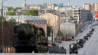 Kendaraan militer Rusia, termasuk unit sistem rudal balistik antarbenua Yars, melaju di sepanjang jalan pusat kota. REUTERS/Shamil Zhumatov