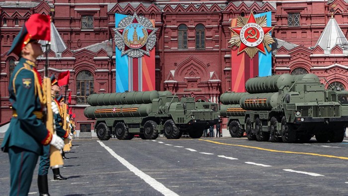 Rusia Pamer Rudal di Latihan Parade Jelang Peringatan Hari Kemenangan Russian S-300 missile systems take part in the Victory Day military parade general rehearsal on the Red Square in Moscow, Russia, May 5, 2024. Maxim Shipenkov/Pool via REUTERS