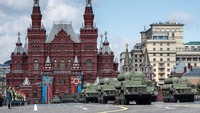 Tahun ini, sama seperti tahun lalu dan tahun 2022, parade Hari Kemenangan akan diadakan di tengah konflik di Ukraina, yang oleh Rusia disebut sebagai operasi militer khusus. REUTERS/Maxim Shemetov