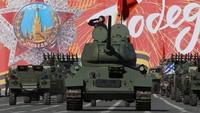 Angkatan bersenjata Rusia membawa beberapa perangkat keras militernya ke pusat kota Moskow menjelang latihan malam hari di Lapangan Merah untuk memperingati Hari Kemenangan Perang Dunia Kedua. REUTERS/Anton Vaganov
