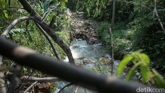 Sampah Menumpuk di Kali Baru Cipayung Depok Sampah tampak menumpuk di Kali Baru, Cipayung Depok, Selasa (7/5/2024). Begini potretnya.