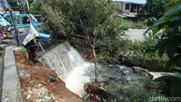 Sepekan lalu air dengan debit tinggi turut menghantam pintu air yang berada di Jembatan Serong, Depok.