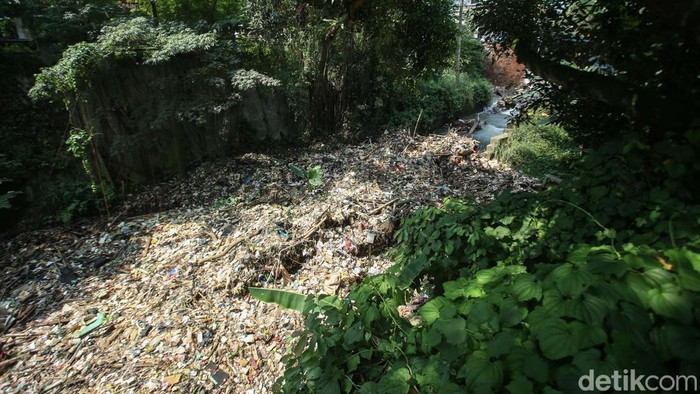 Sampah tampak menumpuk di Kali Baru, Cipayung Depok, Selasa (7/5/2024). Begini potretnya.