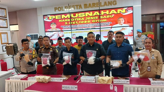 Satresnarkoba Polresta Barelang memusnahkan 3 kilogram sabu dan mengamankan 7 orang pelaku. (Alamudin/detikSumut))
