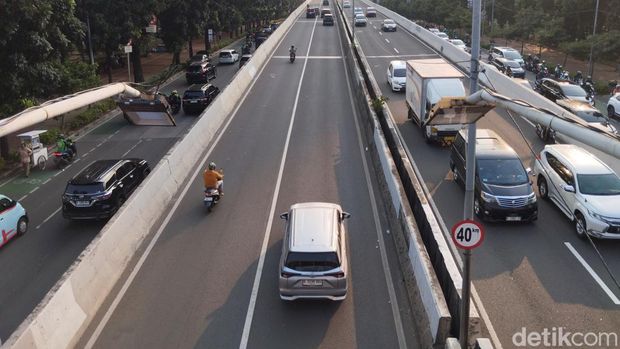 Sejumlah pemotor bandel masih nekat melintasi JLNT Casablanca meski ada rambu larangan.