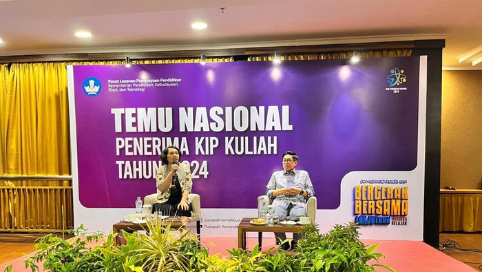 Sekjen Kemendikbud Suharti (kiri) dan Kepala Puslapdik Kemendikbud Abdul Kahar (kanan) dalam acara Temu Nasional Penerima KIP Kuliah 2024.