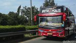Pesona Sopir Bus Wanita Liena Ozora