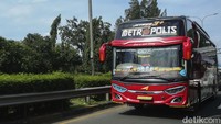Namun, ketika sang ibu telah wafat, ia sudah tidak ada lagi gairah untuk bekerja di dunia malam. Ditambah, sebelum wafat, ibunya berpesan agar ia meninggalkan dunianya dan beralih ke pekerjaan yang lebih baik. Sopir bus AKAP lah pilihan terakhirnya.