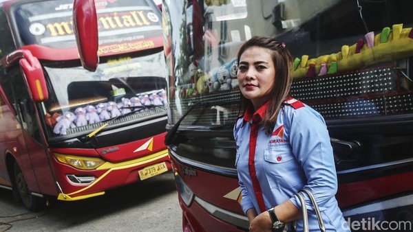 Pesona Sopir Bus Wanita Liena Ozora