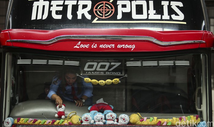 Sopir bus adalah profesi yang identik dengan kaum laki-laki. Tapi itu tidak berlaku untuk Liena Ozora. Perempuan asal Wonogiri ini sudah setahun menekuni profesi sopir bus di PO Agra Mas. Berikut kisah selengkapnya.