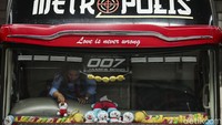 Liena Ozora menjalani profesi driver bus di PO Agra Mas. Perempuan asal Wonogiri ini mengemudi bus untuk trayek AKAP (Antar Kota Antar Provinsi) Jakarta-Wonogiri.