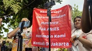 Warga Bawa Spanduk Minta Pimpin Jakarta Lagi, Anies: Izin Berpikir Sejenak