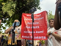 Warga Bawa Spanduk Minta Pimpin Jakarta Lagi, Anies: Izin Berpikir Sejenak