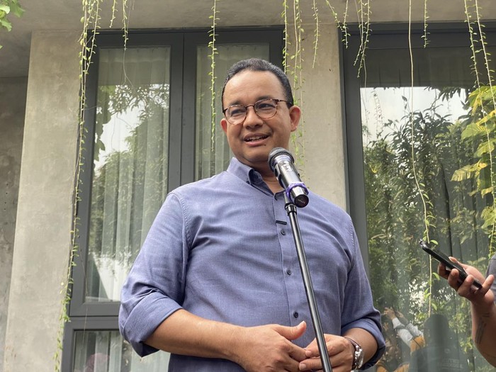 Warga ramai-ramai mendatangi rumah mantan Gubernur DKI Jakarta, Anies Baswedan, di Lebak Bulus, Jakarta Selatan (Jaksel), untuk mengucapkan selamat ulang tahun. Sejumlah warga membawa spanduk bertuliskan meminta Anies untuk memimpin Jakarta kembali.
