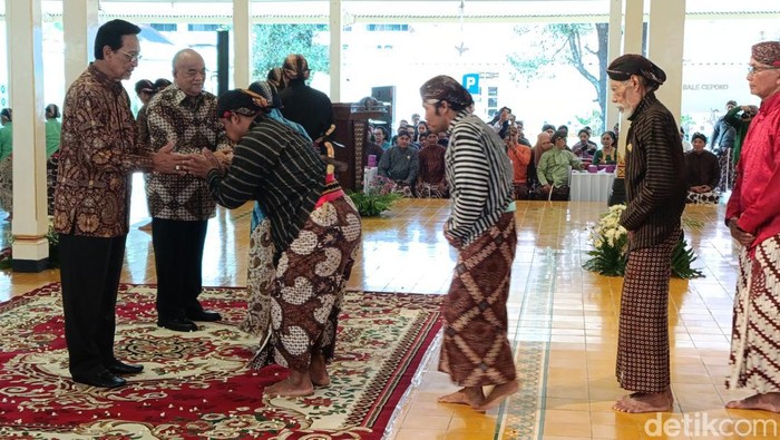 Sri Sultan HB X saat syawalan bersama Abdi Dalem di Kompleks Kepatihan Jogja, Selasa (7/5/2024).