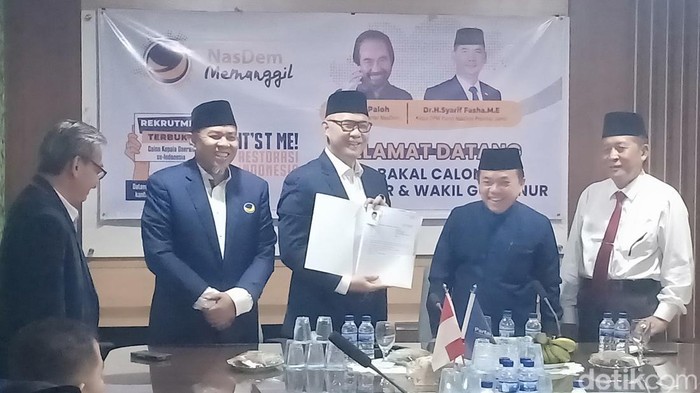 Syarif Fasha saat melihatkan pengembalian berkas pendaftaran bacalon Pilgub Jambi