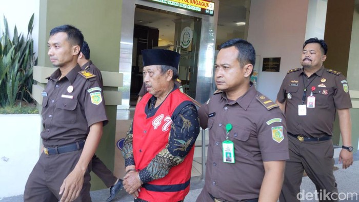 Tampang kades memakai baju tahanan usai korupsi uang proyek untuk bayar utang nyaleg