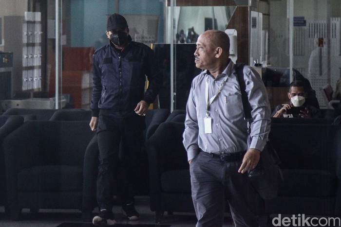 Bupati Sidoarjo, Jawa Timur, Ahmad Mudhlor Ali (Gus Mudhlor) tiba di gedung KPK, Jakarta, Selasa (7/5/2024).