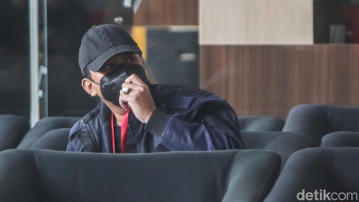 Tampil Serba Hitam, Bupati Sidoarjo Gus Mudhlor Tiba di KPK Bupati Sidoarjo, Jawa Timur, Ahmad Mudhlor Ali (Gus Mudhlor) tiba di gedung KPK, Jakarta, Selasa (7/5/2024).