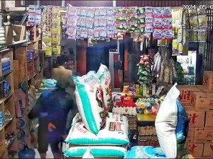 Viral Aksi Komplotan Maling Curi 1 Ton Beras di Karawang