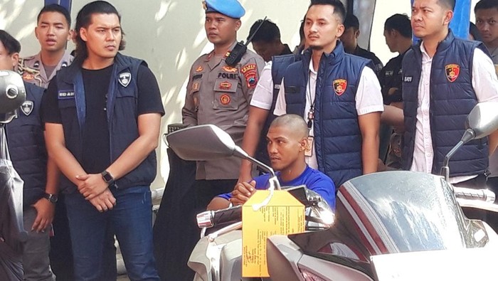 Tersangka Irwan duduk di kursi roda saat dihadirkan dalam konferensi pers kasus pembunuhan bos tembaga, di Mapolres Boyolali, Selasa (7/5/2024).
