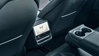 Penumpang di kursi belakang kini dimanjakan dengan layar 8,0 inci yang dapat digunakan untuk mengatur kontrol suhu atau bahkan menonton Netflix.  Foto: Dok. Prestige Motorcars