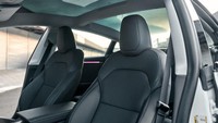 Di dalam New Tesla Model 3 Highland, pengemudi disambut dengan interior yang minimalis namun sophisticated, menampilkan layar sentuh yang ramping dan material premium di seluruhnya. Dengan user interface yang intuitif dan desain ergonomisnya, New Tesla Model 3 Highland menetapkan standar baru untuk seni interior dalam kendaraan listrik. Foto: Dok. Prestige Motorcars