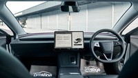Mobil listrik ini memiliki fitur menarik yang belum pernah ada. Tesla telah memperbarui sistem Autopilot pada Model 3 Highland. Dengan fitur-fitur seperti Traffic-Aware Cruise Control dan Autosteer, pengemudi dapat menikmati pengalaman berkendara yang lebih santai dan bebas stres. Foto: Dok. Prestige Motorcars