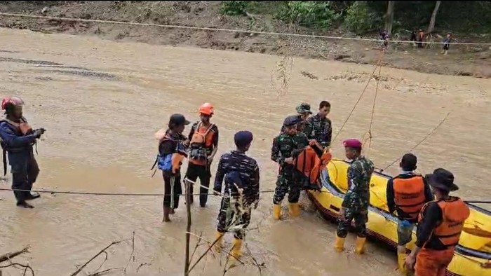 Tim SAR mengevakuasi korban tewas akibat banjir di Luwu.