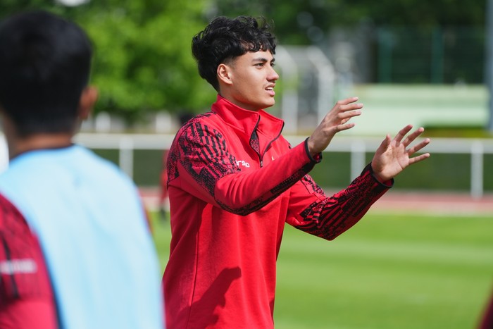 Timnas Indonesia U-23 menjalani latihan di Stade Leo Lagrange, Paris, Prancis, menjelang laga melawan Guinea. Tampak striker Rafael Struick.