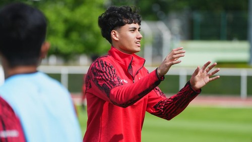 Timnas Indonesia U-23 menjalani latihan di Stade Leo Lagrange, Paris, Prancis, menjelang laga melawan Guinea. Tampak striker Rafael Struick.
