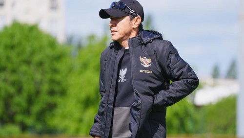 Timnas Indonesia U-23 menjalani latihan di Stade Leo Lagrange, Paris, Prancis, menjelang laga melawan Guinea. Tampak Pelatih Timnas Indonesia U-23 Shin Tae-yong.