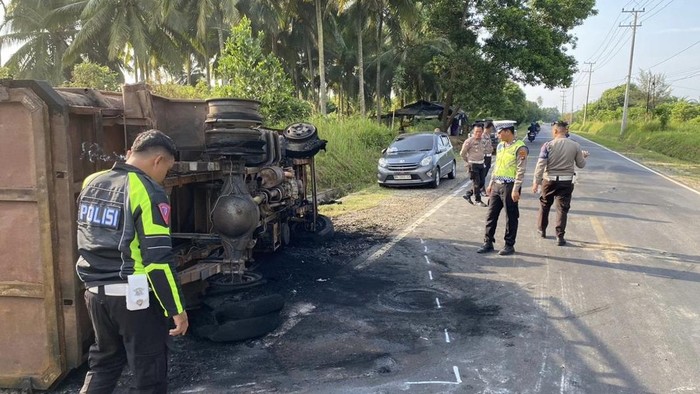 Dump truk terguling kemudian terbakar di Jalan Raya Koba-Pangkalpinang. Sopir dan kernet selamat.