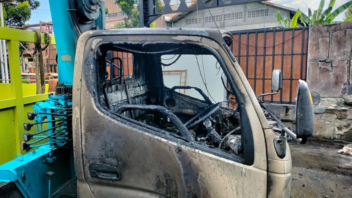 Truk crane yang terbakar usai nyenggol kabel listrik, Selasa (7/5/2024).