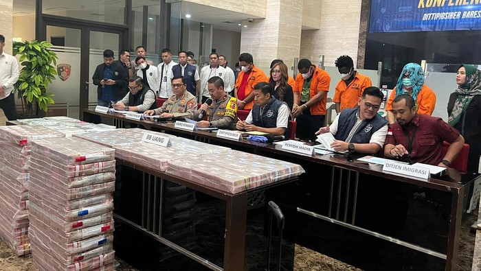 Tumpukan uang Rp 32 miliar bukti kasus email palsu yang diungkap Bareskrim Polri (Rumondang/detikcom)
