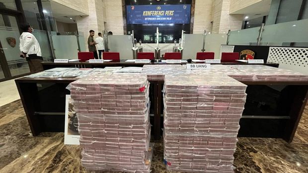 Tumpukan uang Rp 32 miliar bukti kasus email palsu yang diungkap Bareskrim Polri (Rumondang/detikcom)